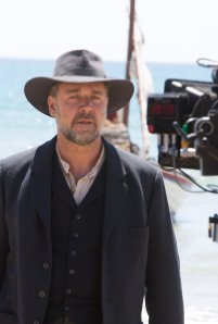 Guest Editor Russell Crowe answers questions from our IMDb social communities.