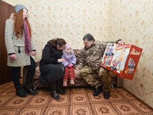 Президент Петро Порошенко під час робочої поїздки до Донецької області відвідав місто Миколаївка, де ознайомився з результатами робіт з відновлення житлових будинків, 28 березня 2016 року