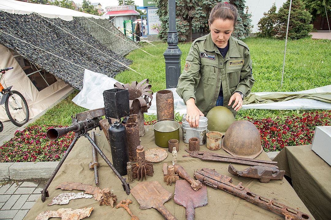 Эти вещи найдены в местах боев. Фото: Валерий ЗВОНАРЕВ