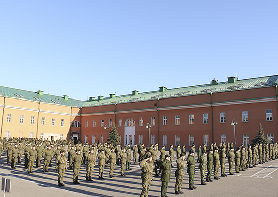 Занятие по строевой подготовке военнослужащих полка