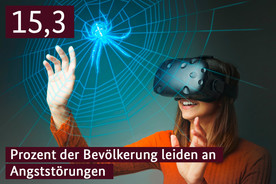 Eine Frau mit einer Virtuel-Reality Brille berührt die Projektion einer Spinne