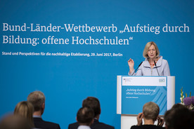 Bundesministerin Johanna Wanka eröffnet die Veranstaltung