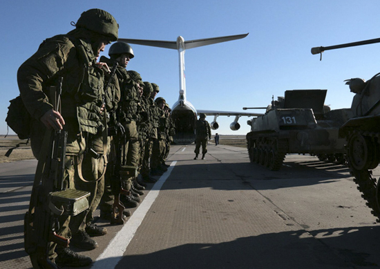 В случае обострения военно-политической и военно-стратегической обстановки командование ВС РФ должно обеспечить стратегическое развертывание войск