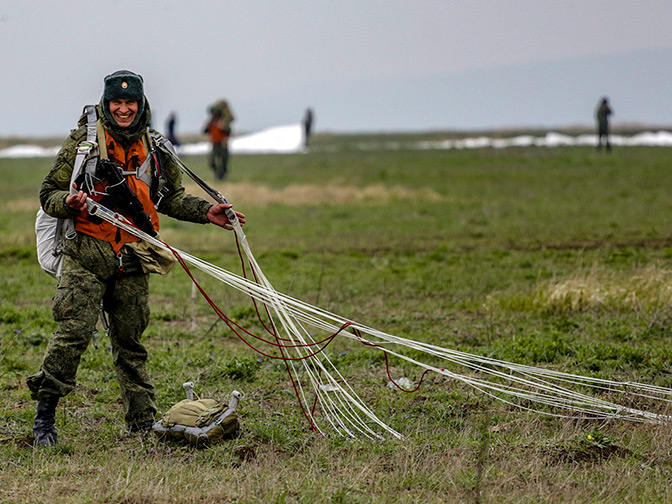 Огонь из всех орудий: кадры масштабных учений в Крыму 