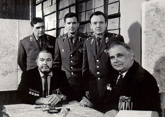 Юлиан Семенов с сотрудниками Центрального архива