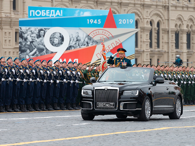 Кабриолет Aurus и АК-12: чем запомнился парад Победы в городах России