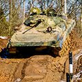 Conducción de tanques T-80 y vehículos de combate de infantería BMP-2 en el tankódromo de la división Kantemirovskaya del ejército de tanques de la Región Militar Occidental en la región de Moscú