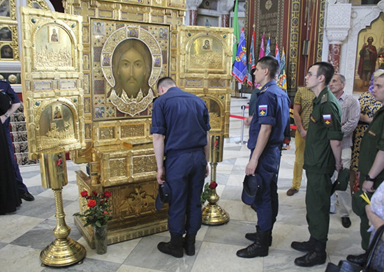 Военнослужащие соединения ПВО поклонились иконе «Спас Нерукотворный» в Новочеркасске