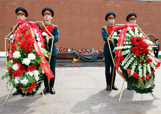 Военослужащие 154 отдельного комендантского Преображенского полка у мемориального комплекса "Могила Неизвестного Солдата у Кремлевской стены"