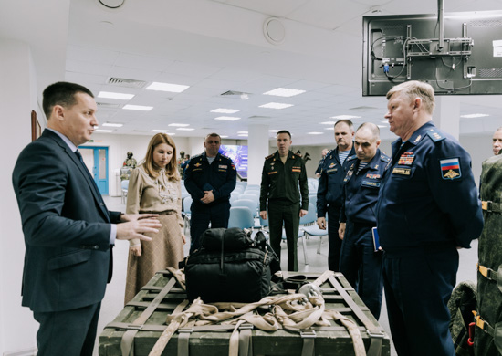 Los sistemas perspectivos de paracaídas fueron demostrados al comandante de las tropas aerotransportadas