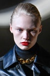 Rote Lippen und Sleek Hair: Saint Laurent : Runway - Paris Fashion Week Womenswear Fall/Winter 2020/2021