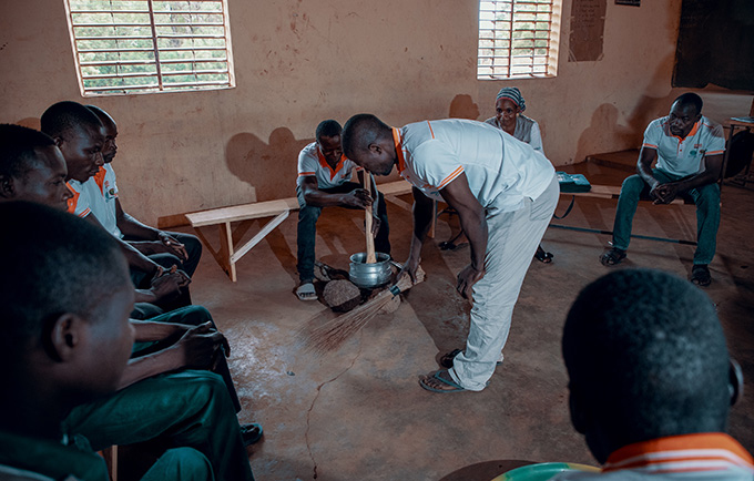 Au Burkina Faso, une « école de maris » enseigne que pour être un homme, il faut respecter les femmes