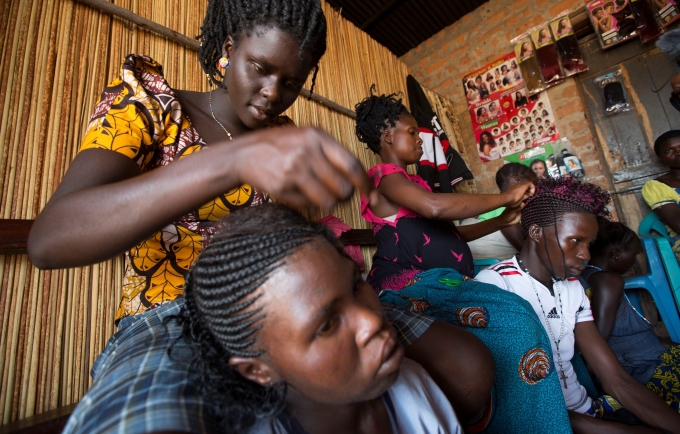 Ouganda : tresse après tresse, se remettre d’un viol et du mariage d’enfants