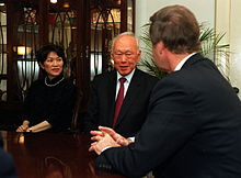 Ambassador to the US Chan Heng Chee, Lee Kuan Yew, and US Secretary of Defense William Cohen in a room