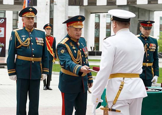 Ministre russe de la Défense, général d'armée Sergueï Choïgou, a remis des diplômes aux diplômés de l'Académie Militaire de l'État-major général des Forces armées de la Fédération de Russie