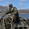 Инженеры танковой армии ЗВО подготовили берег озера для выполнения мотострелками упражнения по преодолению водной преграды
