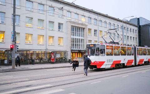 Tramm Tallinna Ülikooli ees.