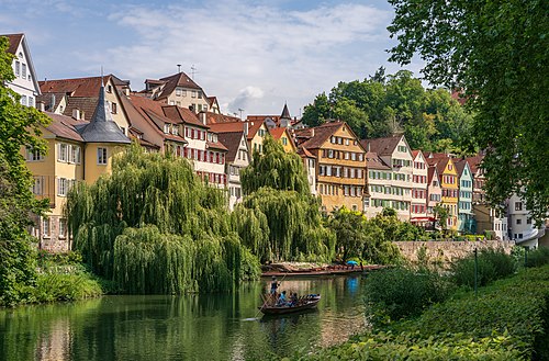 Tübingen - Neckarfront - Ansicht von Plataneninsel mit Stocherkahn.jpg