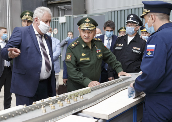 El ministro de defensa de Rusia Serguéi Shoigú inspeccionó la ejecución del pedido estatal de defensa en la Fábrica de Aviación de Kazán