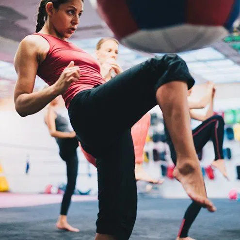 Personne qui fait du sport à la salle