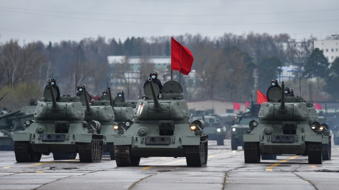 Победная традиция: кадры репетиции военного парада к 9 Мая в Алабино