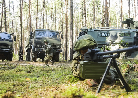 Paracaidistas de Rusia aplican nuevos sistemas de protección móviles en campos de maniobras de Bielorrusia en el marco del ejercicio "Západ — 2021"