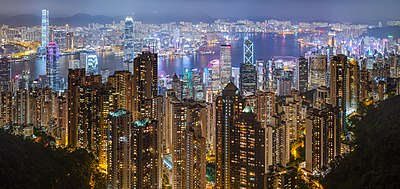 Panorama pelabuhan Hong Kong, yang terlihat dari Victoria Peak pada malam hari