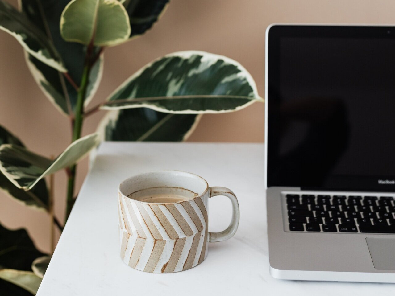 kaboompics_Laptop+cup+of+coffee+on+marble+table.jpg