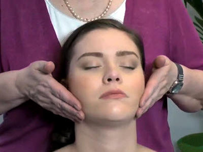 Daphne Metland showing a relaxing head massage to a pregnant woman