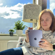 iPad mini 2021 review op de bank