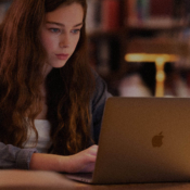 Vrouw met MacBook