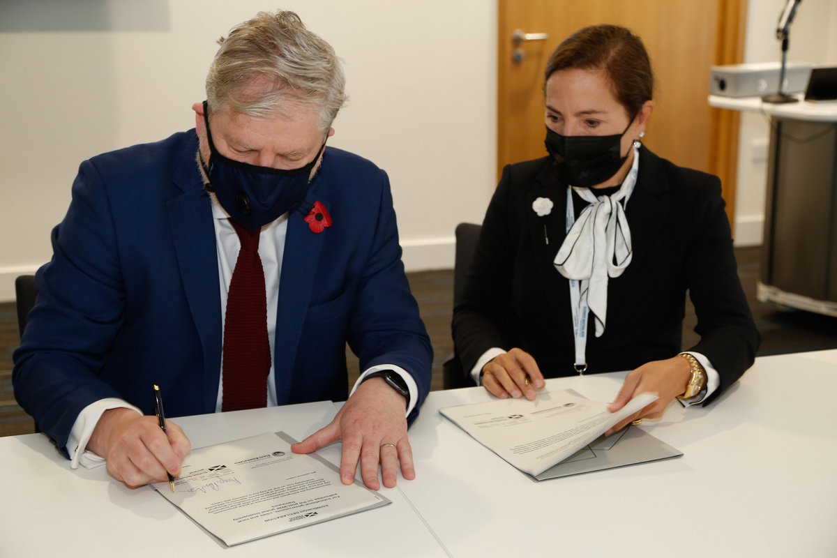 Scottish External Affairs Secretary Angus Robertson and The Lieutenant Governor of California Eleni Kounalakis signing the Edinburgh Declaration 