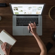 Macbook gebruiker met boekje