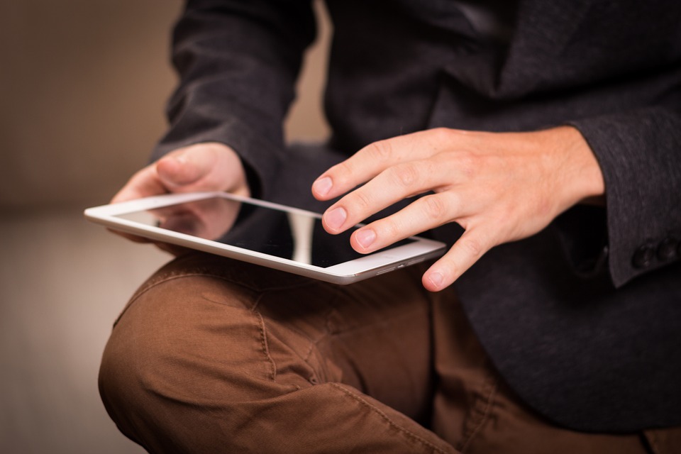 Man met iPad mini