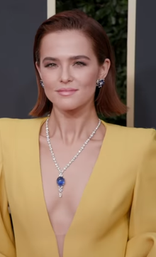 Zoey Deutch at Golden Globes Red Carpet 2020.png