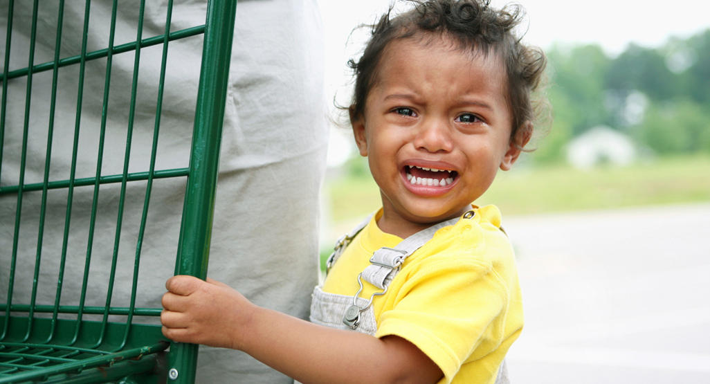 Niño llorando junto a la madre 