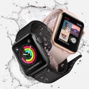 Apple Watch Series 3 met water.