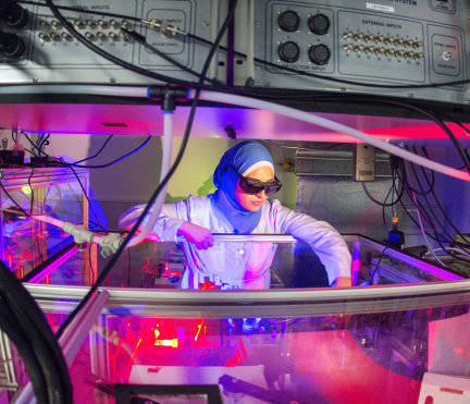 PhD student Noura Zamzam working on the 'Spitfire' laser system to make femtosecond infrared measurements on photosynthesis.