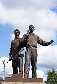 Soviet statue on the Green Bridge in Vilnius (7932316654).jpg