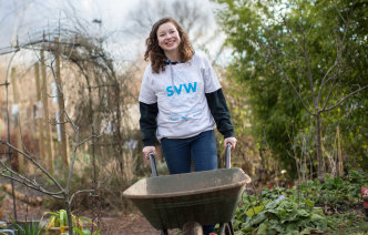 A student volunteering during Student Volunteer Week