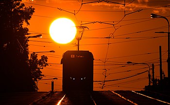 Tramvaj Stadler Tango NF2 při východu slunce v Ostravě