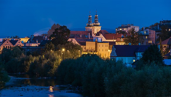 Centro histórico de Kłodzko, Baixa Silésia, Polônia. Também chamado Cidade Velha, é a parte mais antiga e histórica de Kłodzko. Localizada no centro da cidade, foi fundada no século X a partir de um assentamento em desenvolvimento e um mercado. Como é a parte mais antiga, muitos edifícios interessantes, classificados como monumentos representando vários estilos de arte, principalmente renascentista e barroco, foram preservados em sua área. Além de ser o centro administrativo da cidade, também desempenha um papel comercial e de serviços significativos. Há muitas lojas e estabelecimentos comerciais e de serviços de diversos setores, além de restaurantes e bares relacionados ao turismo e lazer. (definição 3 770 × 2 130)