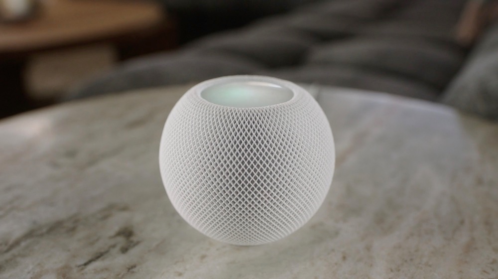 HomePod mini in wit op tafel.