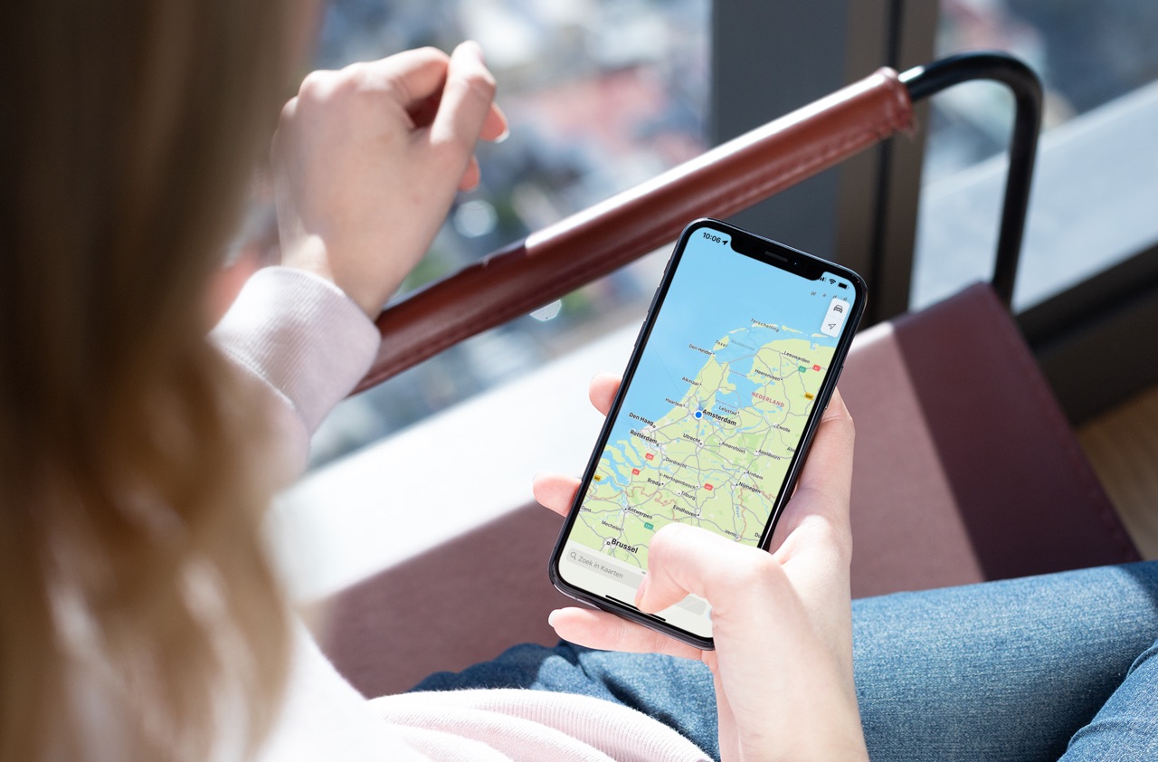 Inzoomen en uitzoomen in Apple Kaarten met één vinger.