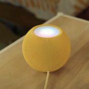 Gele HomePod mini die muziek afspeelt.