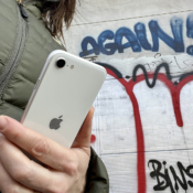 iPhone SE met graffiti