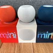 HomePod mini review in oranje, wit en blauw met dozen.