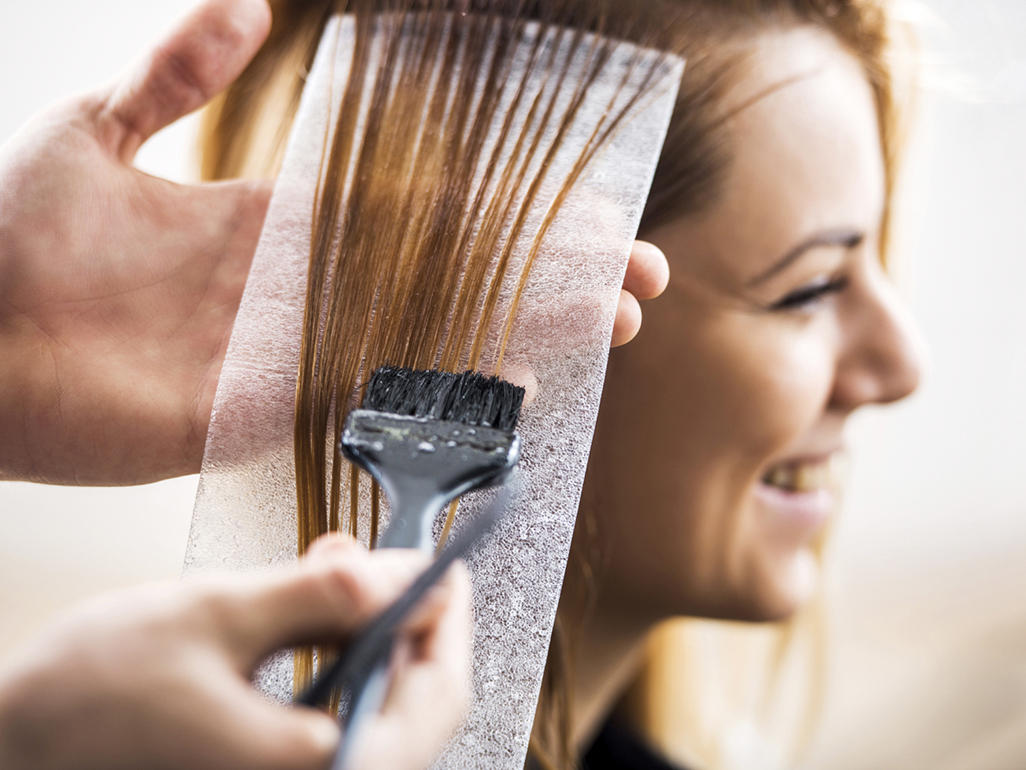 Mulher pintando o cabelo