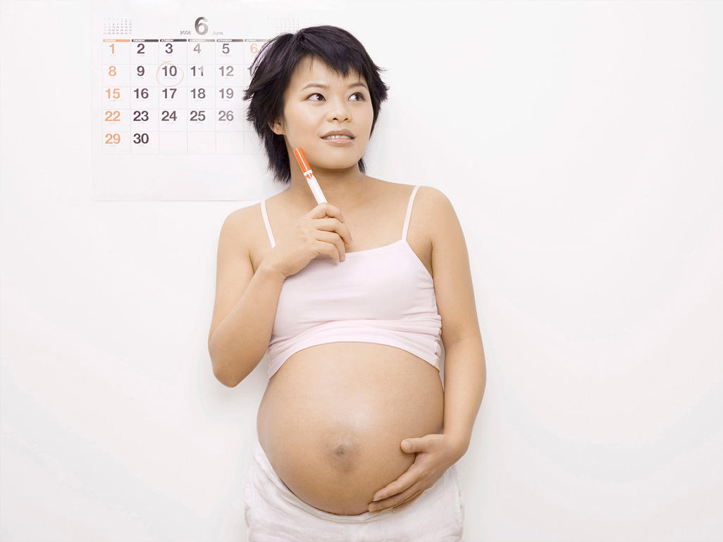 Pregnant woman with calendar