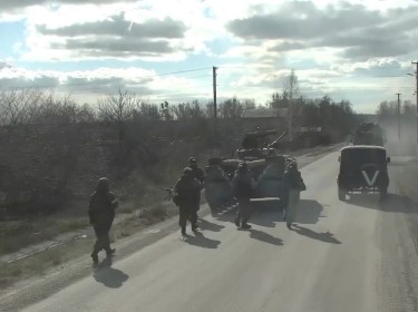 Footage released by Russia Ministry of Defense shows Russian soldiers from airborne units advancing in an undisclosed location in Ukraine, March 10, 2022, photo by Russian MOD/Eyepress Pictures/Reuters